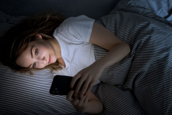 Celular à noite afeta seu ciclo do sono. (Getty Images via Canva)