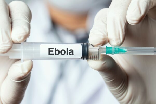 Vacina experimental contra ebola avança em testes. (Foto: Getty Images via Canva)