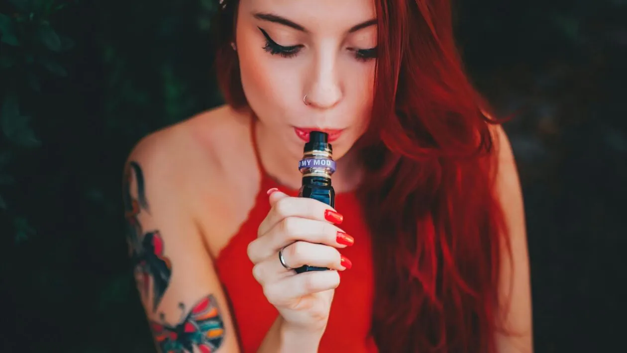 Estudo aponta impacto do vape na saúde gengival. (Foto: Pexels via Canva)
