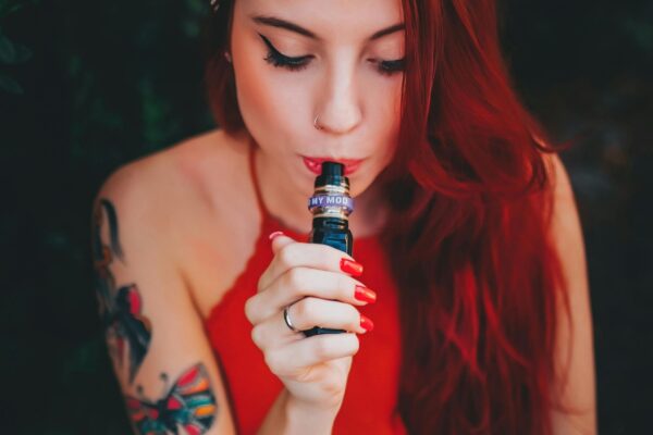 Estudo aponta impacto do vape na saúde gengival. (Foto: Pexels via Canva)