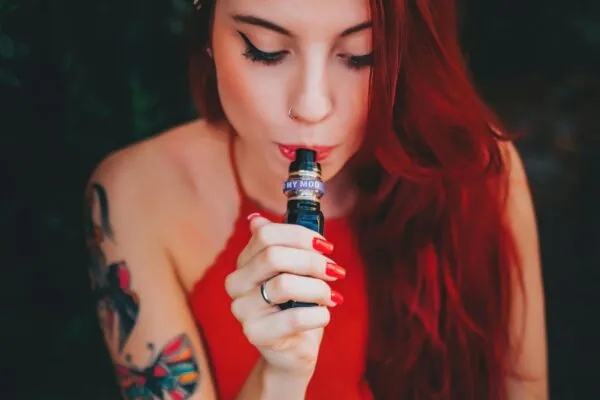 Estudo aponta impacto do vape na saúde gengival. (Foto: Pexels via Canva)