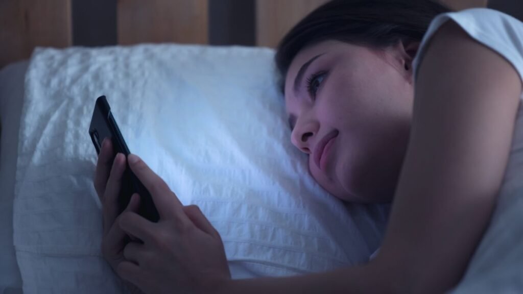Estudantes com alto uso de smartphone dormem pior. (Foto: Getty Images via Canva)
