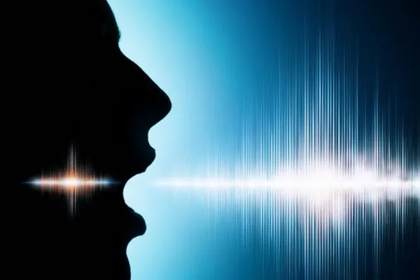 Voz pode indicar risco de depressão em Parkinson. (Foto: Berkay08 via Canva)