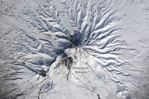 Satélite revela calor extremo e nova atividade no gigantesco vulcão Shiveluch, na Rússia. (Imagem: NASA Earth Observatory / Lauren Dauphin)
