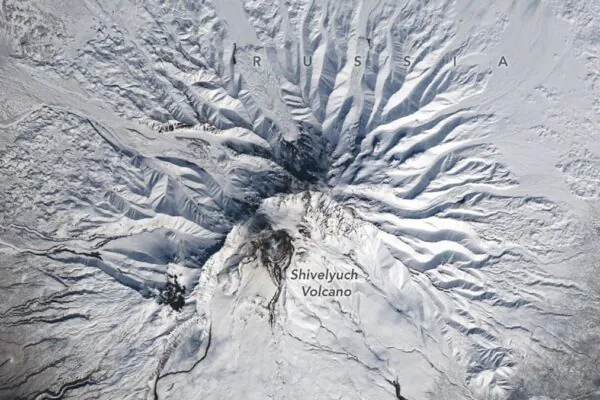 Satélite revela calor extremo e nova atividade no gigantesco vulcão Shiveluch, na Rússia. (Imagem: NASA Earth Observatory / Lauren Dauphin)
