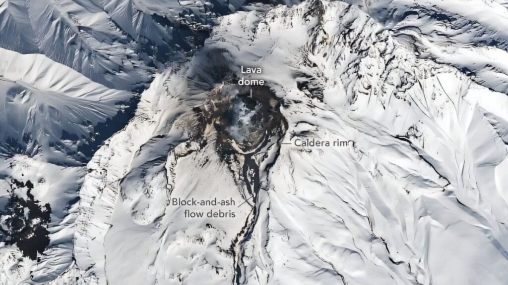 Vulcão russo continua ativo e derrete neve com calor vindo do interior da Terra. (Imagem: NASA Earth Observatory / Lauren Dauphin)
