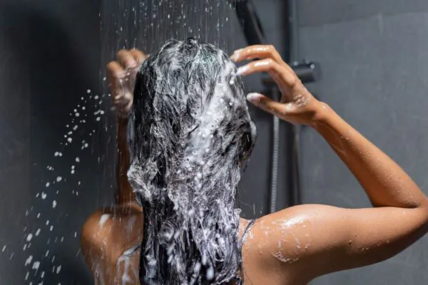 Suas melhores ideias no banho não são coincidência. A neurociência explica por quê. (Imagem: Fala Ciência via Gemini)
