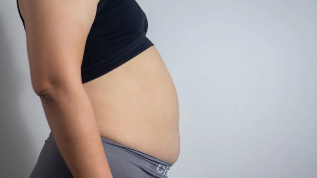 Comer rápido favorece gases e estufamento abdominal. (Foto: Getty Images via Canva)