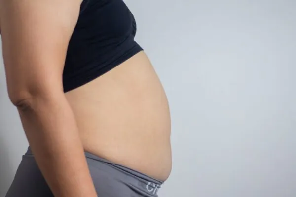 Comer rápido favorece gases e estufamento abdominal. (Foto: Getty Images via Canva)