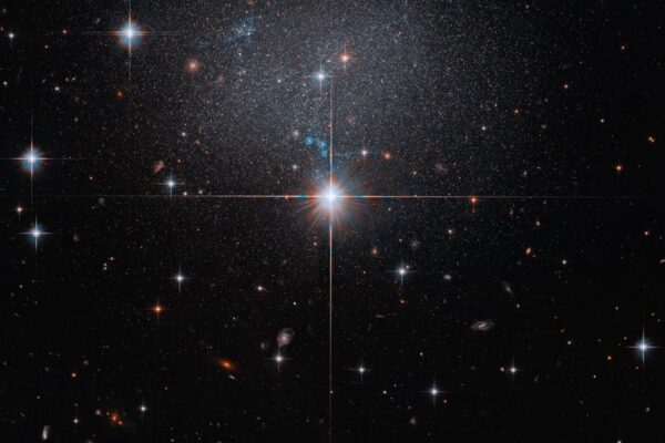 Hubble revela galáxia fantasma quase invisível a 23 milhões de anos-luz. (Imagem: NASA, ESA, R. Tully (Universidade do Havaí); Processamento de imagem: G. Kober (NASA/Universidade Católica da América))