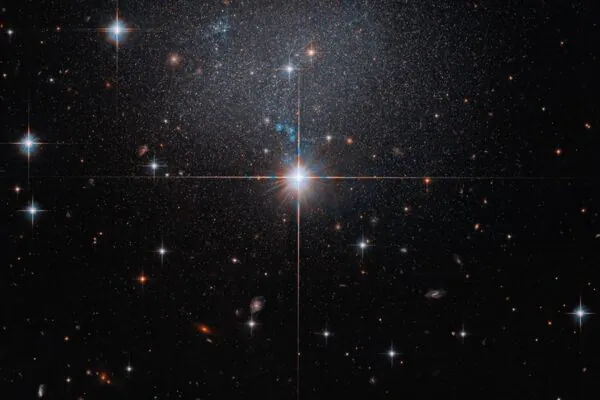 Hubble revela galáxia fantasma quase invisível a 23 milhões de anos-luz. (Imagem: NASA, ESA, R. Tully (Universidade do Havaí); Processamento de imagem: G. Kober (NASA/Universidade Católica da América))