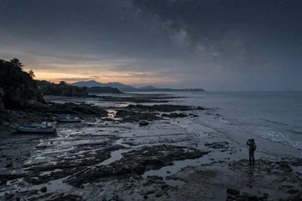 A Lua parece comum no céu, mas sua ausência mudaria oceanos, clima e vida. (Imagem: Fala Ciência via Gemini)