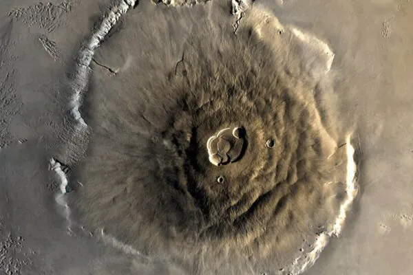 Olympus Mons desafia a ciência: gigante marciano permaneceu ativo por bilhões de anos. (Imagem: NASA)