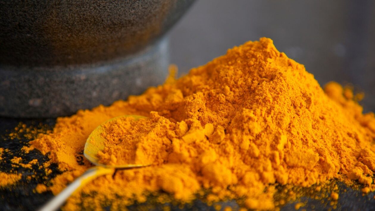 Curcumina pura tem baixa absorção pelo organismo. (Foto: Pexels via Canva)