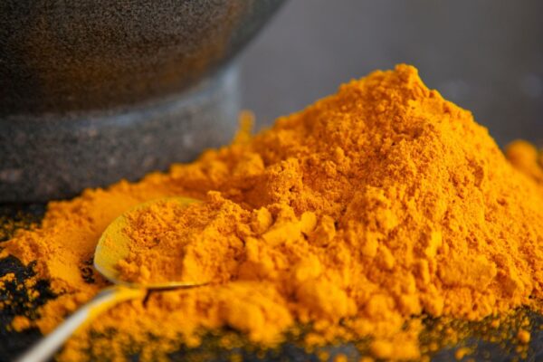 Curcumina pura tem baixa absorção pelo organismo. (Foto: Pexels via Canva)