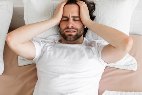 Dormir 8 horas nem sempre significa descansar. (Foto: Getty Images via Canva)