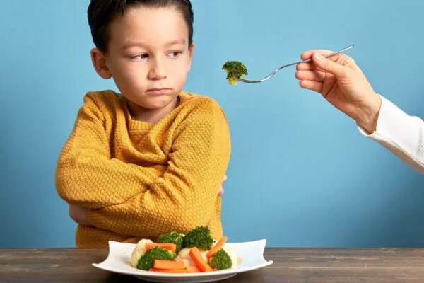 Estudo mostra desafios na alimentação saudável infantil. (Foto: Getty Images via Canva)