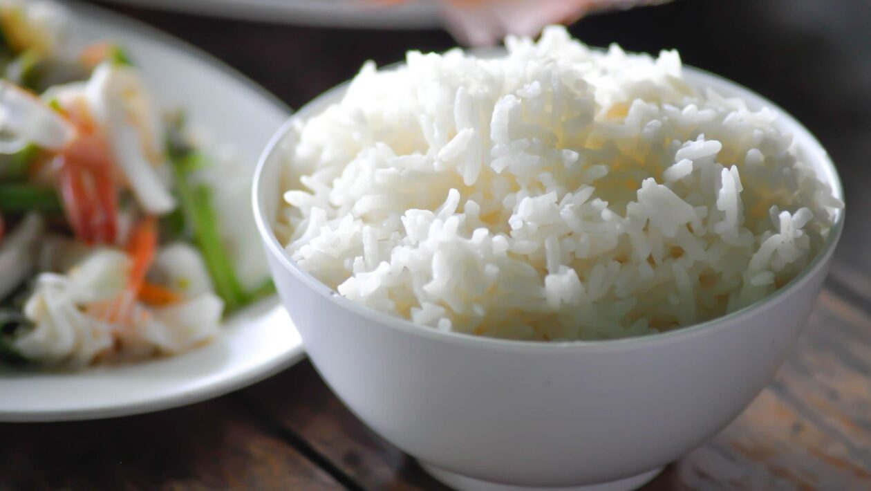 Arroz resfriado forma mais amido resistente. (Foto: Getty Images via Canva)