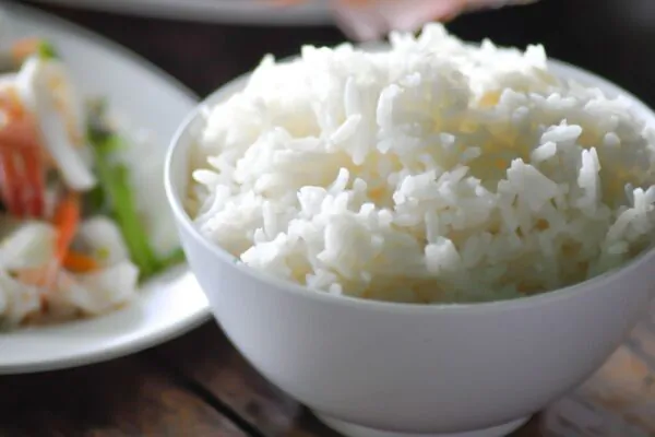 Arroz resfriado forma mais amido resistente. (Foto: Getty Images via Canva)