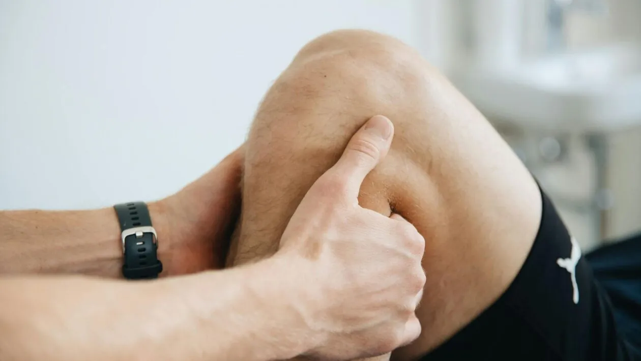 Técnica reduz dor da artrose sem cirurgia aberta. (Foto: Pexels via Canva)
