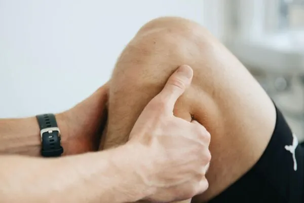 Técnica reduz dor da artrose sem cirurgia aberta. (Foto: Pexels via Canva)