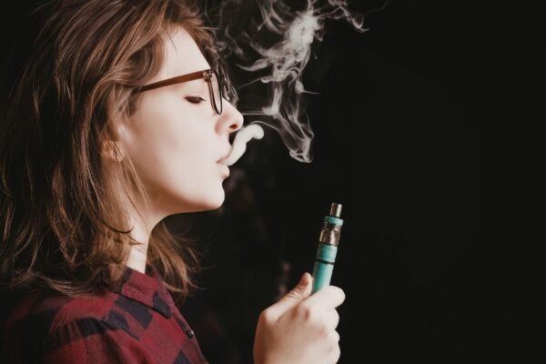 Vapes atraem jovens, mas não são livres de riscos. (Foto: Adina Matasaru's Images via Canva)