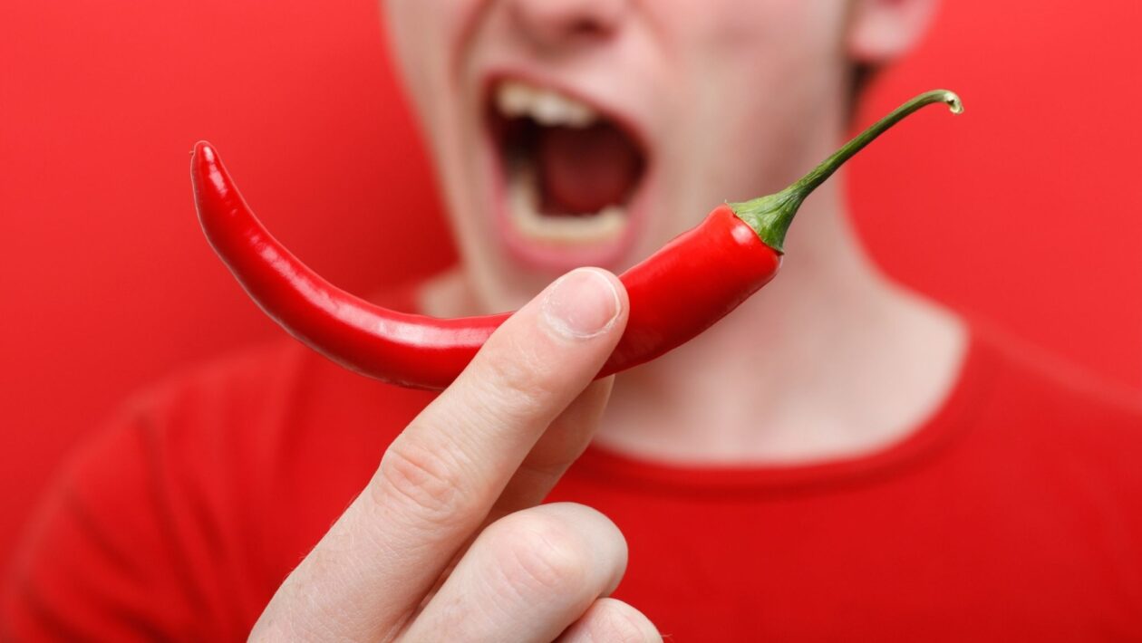 Água pode espalhar a capsaicina e piorar a ardência. (Foto: Leeser via Canva)