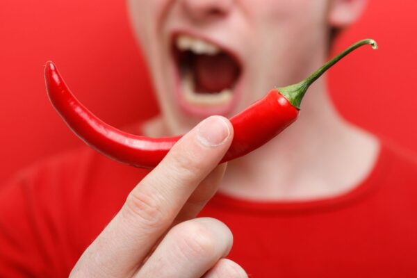 Água pode espalhar a capsaicina e piorar a ardência. (Foto: Leeser via Canva)