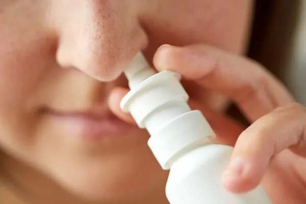 Spray nasal pode causar efeito rebote na respiração. (Foto: Syda Productions via Canva)