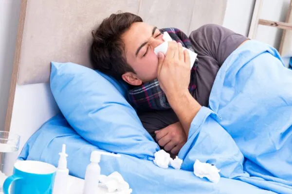 Febre alta costuma indicar gripe, não resfriado. (Foto: Elnur via Canva)
