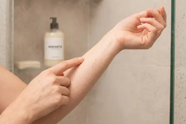 Limpeza excessiva pode enfraquecer a barreira da pele. (Foto: Fala Ciência via Gemini)
