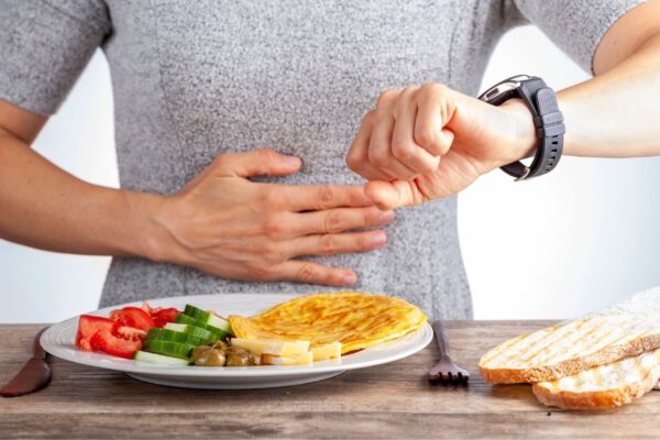 Jejum altera cérebro e microbiota durante emagrecimento. (Foto: Getty Images via Canva)