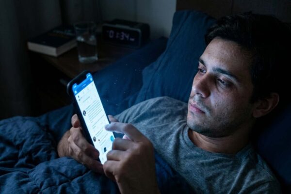Seu celular pode estar enganando seu relógio biológico todas as noites (Imagem: Fala Ciência via Gemini)