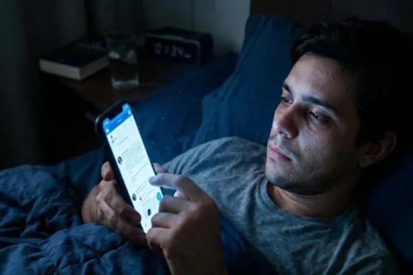 Seu celular pode estar enganando seu relógio biológico todas as noites (Imagem: Fala Ciência via Gemini)