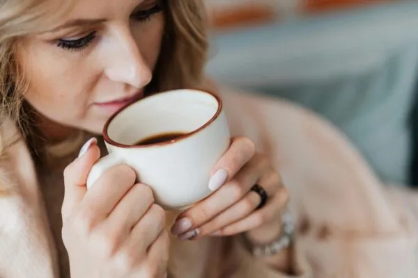 Palpitação após café pode variar de pessoa para pessoa. (Foto: Pexels via Canva)