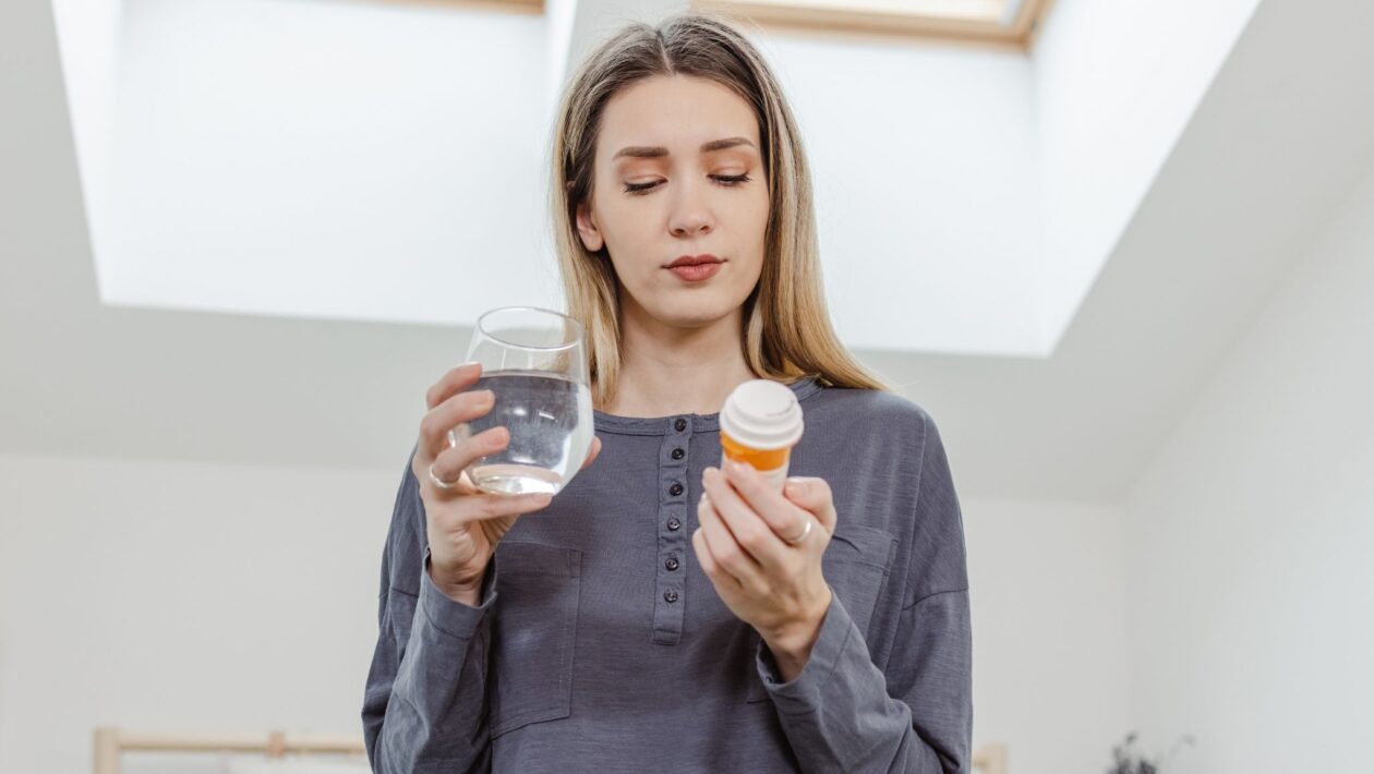 Hormônios influenciam efeitos colaterais de medicamentos. (Foto: Getty Images via Canva)