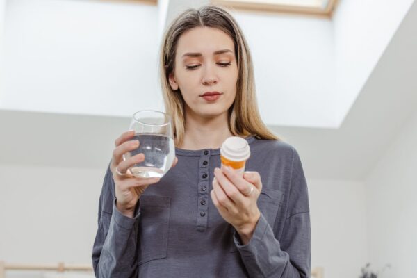Hormônios influenciam efeitos colaterais de medicamentos. (Foto: Getty Images via Canva)
