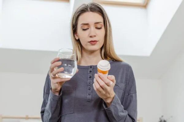 Hormônios influenciam efeitos colaterais de medicamentos. (Foto: Getty Images via Canva)