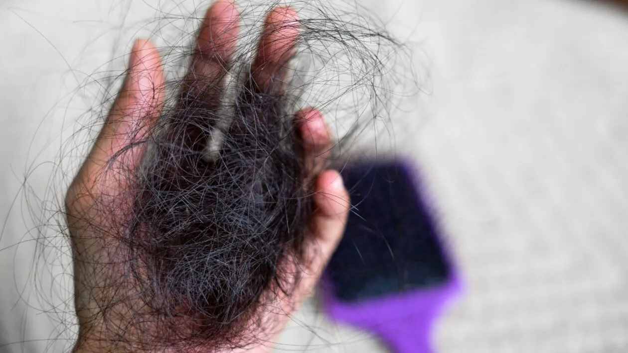 Nem toda queda de cabelo indica alopecia. (Foto: Getty Images via Canva)