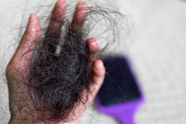Nem toda queda de cabelo indica alopecia. (Foto: Getty Images via Canva)