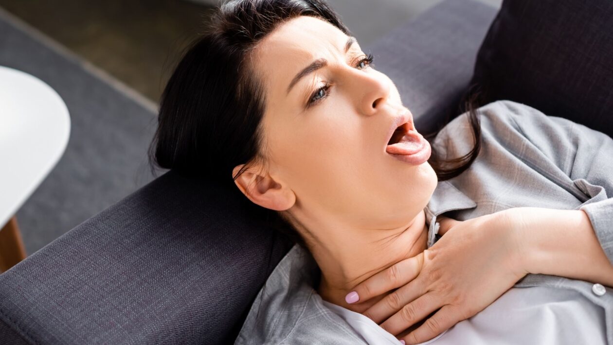 Gotejamento pós-nasal é causa comum de tosse noturna. (Foto: Getty Images via Canva)