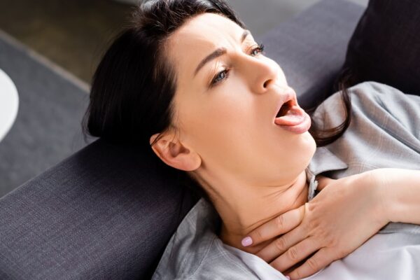 Gotejamento pós-nasal é causa comum de tosse noturna. (Foto: Getty Images via Canva)