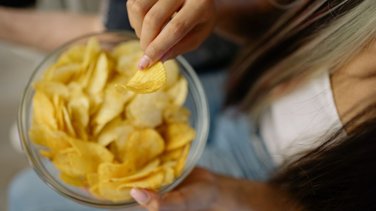 Ultraprocessados podem alterar sua microbiota intestinal. (Foto: Pexels via Canva)