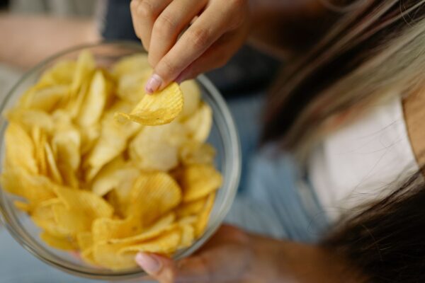 Ultraprocessados podem alterar sua microbiota intestinal. (Foto: Pexels via Canva)