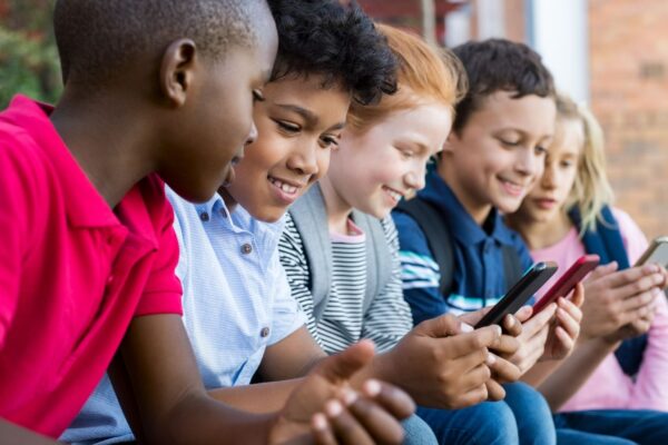Uso excessivo de telas afeta criatividade infantil. (Foto: Rido via Canva)