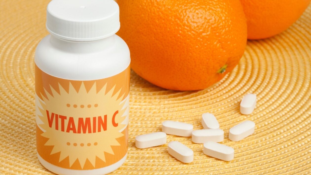 Seu corpo não absorve toda a vitamina C ingerida. (Foto: Getty Images via Canva)