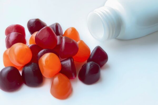 Vitaminas em goma podem causar excesso no organismo. (Foto: Kokhanevich collection via Canva)