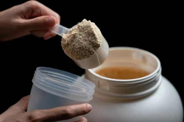 Whey não beneficia apenas quem frequenta academia. (Foto: MB Lifestyle via Canva)